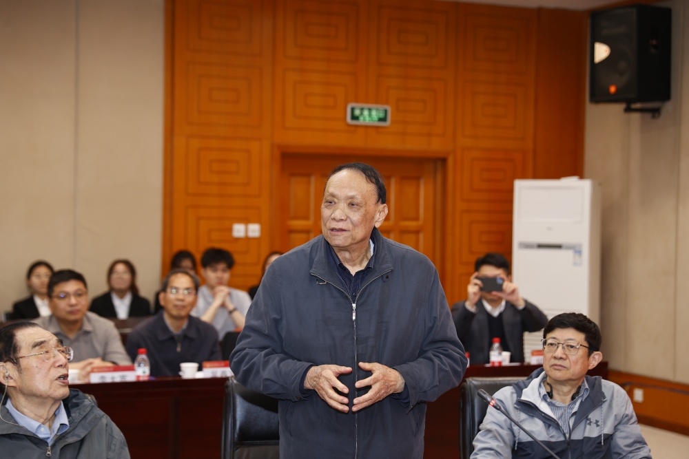 老教授代表余永宁发言_副本.jpg